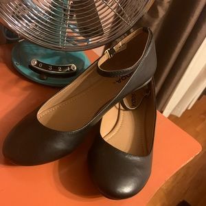 Soda black flat, size 10. Never worn :)